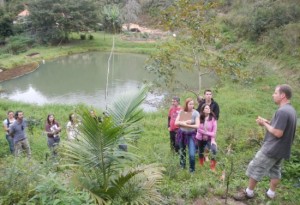 Arthur Nanni apresentando do Sistema Agroflorestal (SAF) "de carona" implanto na Zona 3 do sítio Igatu em São Pedro de Alcântara.