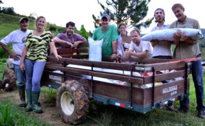 Leão, Andreia, Marcelo, Celso, Aline, Arthur Arno após concluído o enchimento dos sacos de produção de morangos com a solução local.