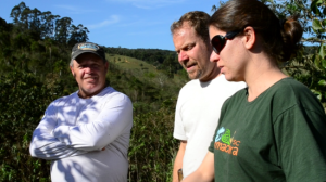 Natífio Gardelin, Arthur e Aline definindo estratégias para o manejo de águas na propriedade que fica em São Bonifácio-SC.
